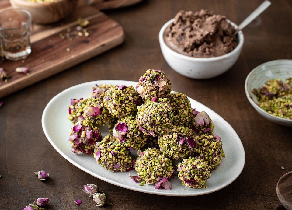 Trufas con chocolate y ron, con pistachos y rosas