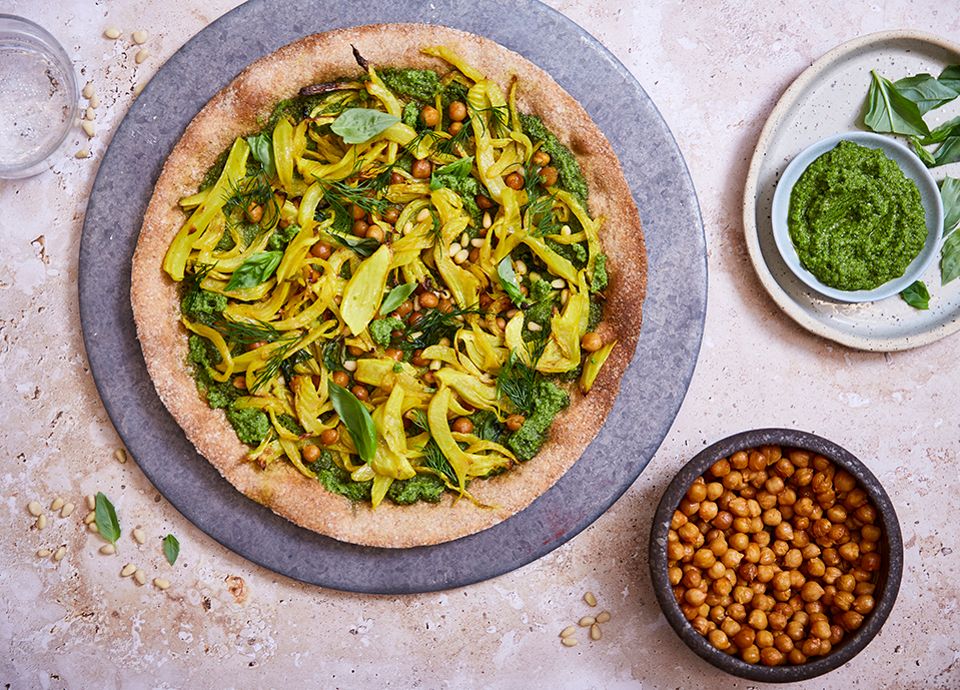 Focaccia con pesto di broccoli, ceci croccanti e finocchi alla curcuma