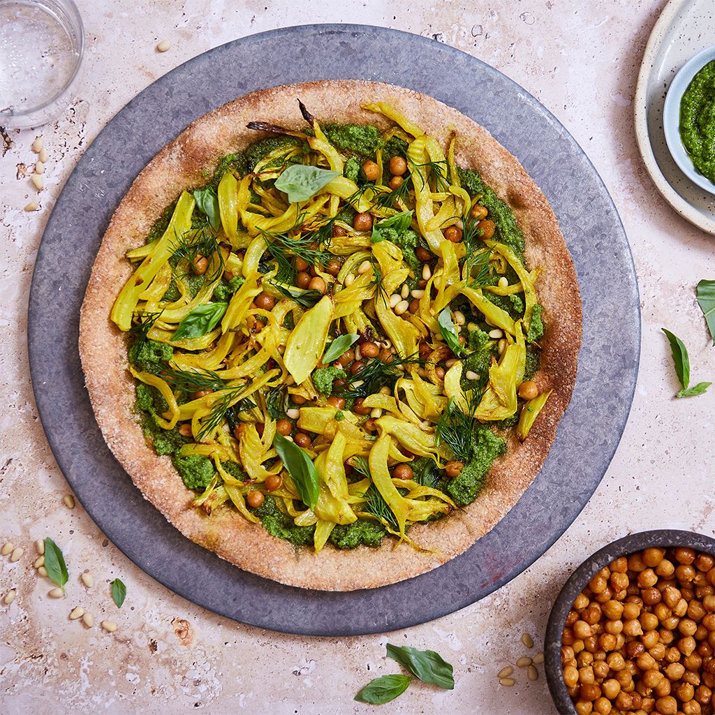 Pizza flatbread con pesto de brócoli, garbanzos crujientes e hinojo con cúrcuma