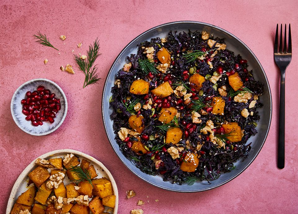 Salada de couve kale com abóbora miso, sementes, romã, nozes e molho sésamo