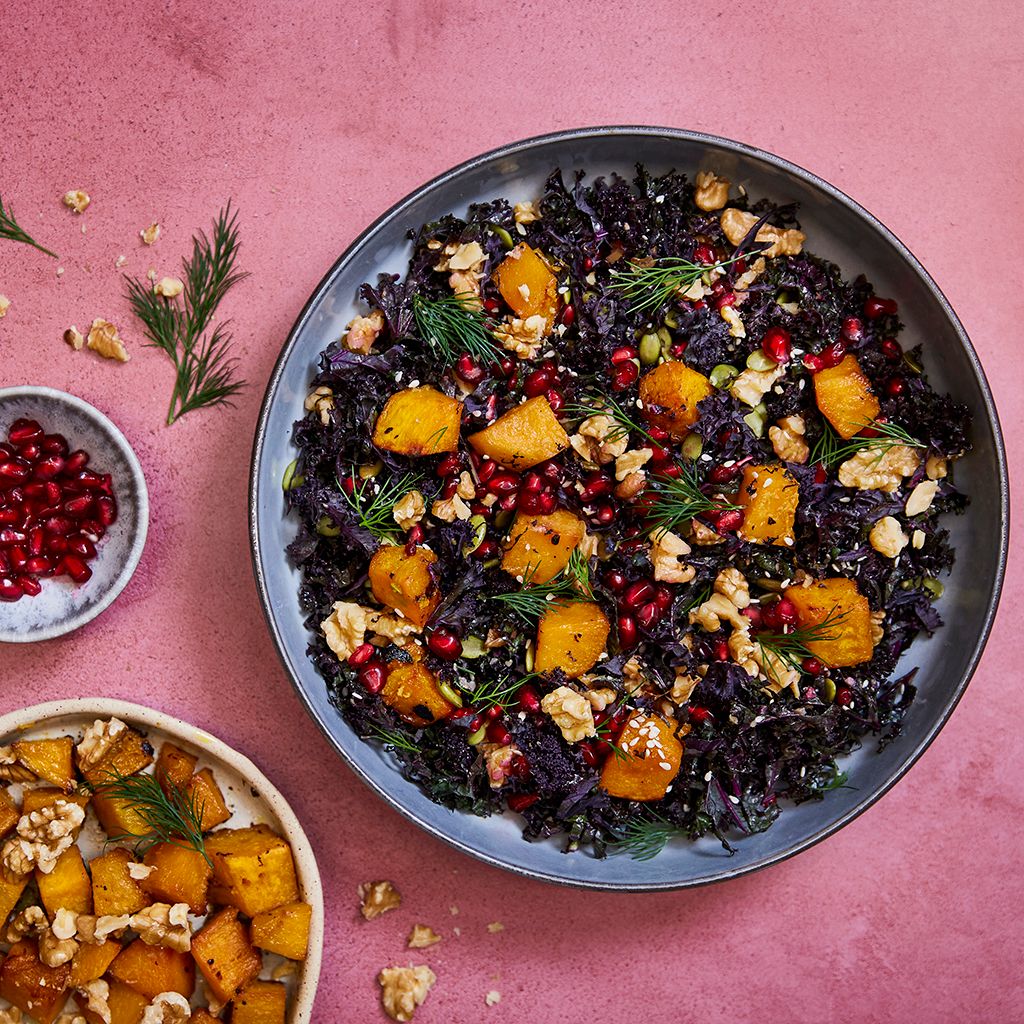 Salada de couve kale com abóbora miso, sementes, romã, nozes e molho sésamo