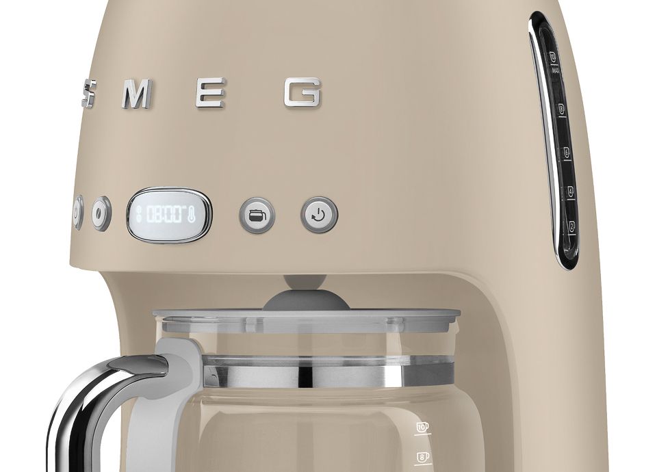 Close-up do indicador de nível de água da máquina de café Moonlight com acabamento mate, com marcações em litros e chávenas.