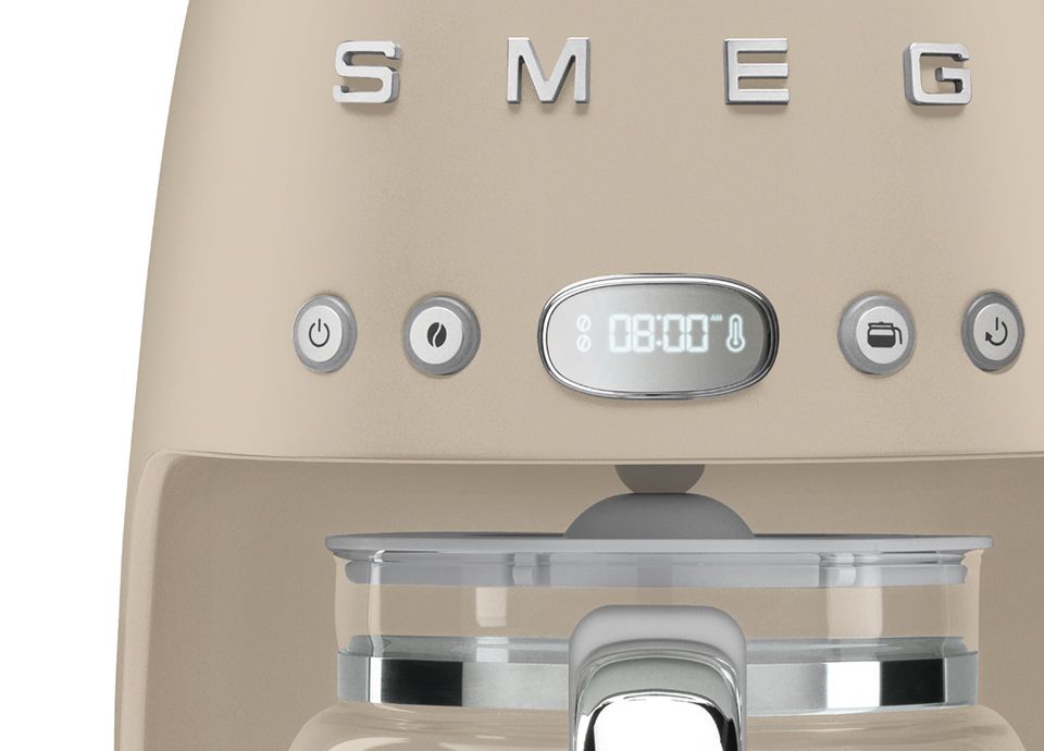 Close-up da máquina de café de filtro Moonlight com acabamento mate, evidenciando o visor LED, os botões de função e a pega da jarra em vidro.