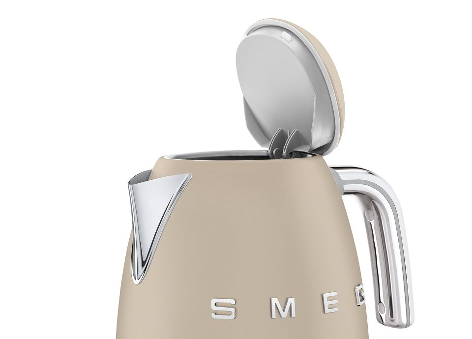 Close-up da chaleira Moonlight com acabamento mate com a tampa aberta, destacando a pega e o bico em cromado sobre fundo branco.