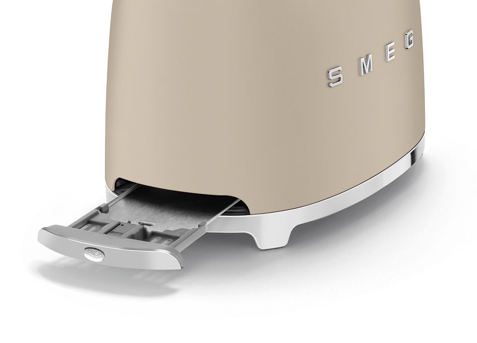 Máquina de café, chaleira e torradeira Moonlight com acabamento mate numa cozinha contemporânea com mobiliário escuro e backsplash canelado.