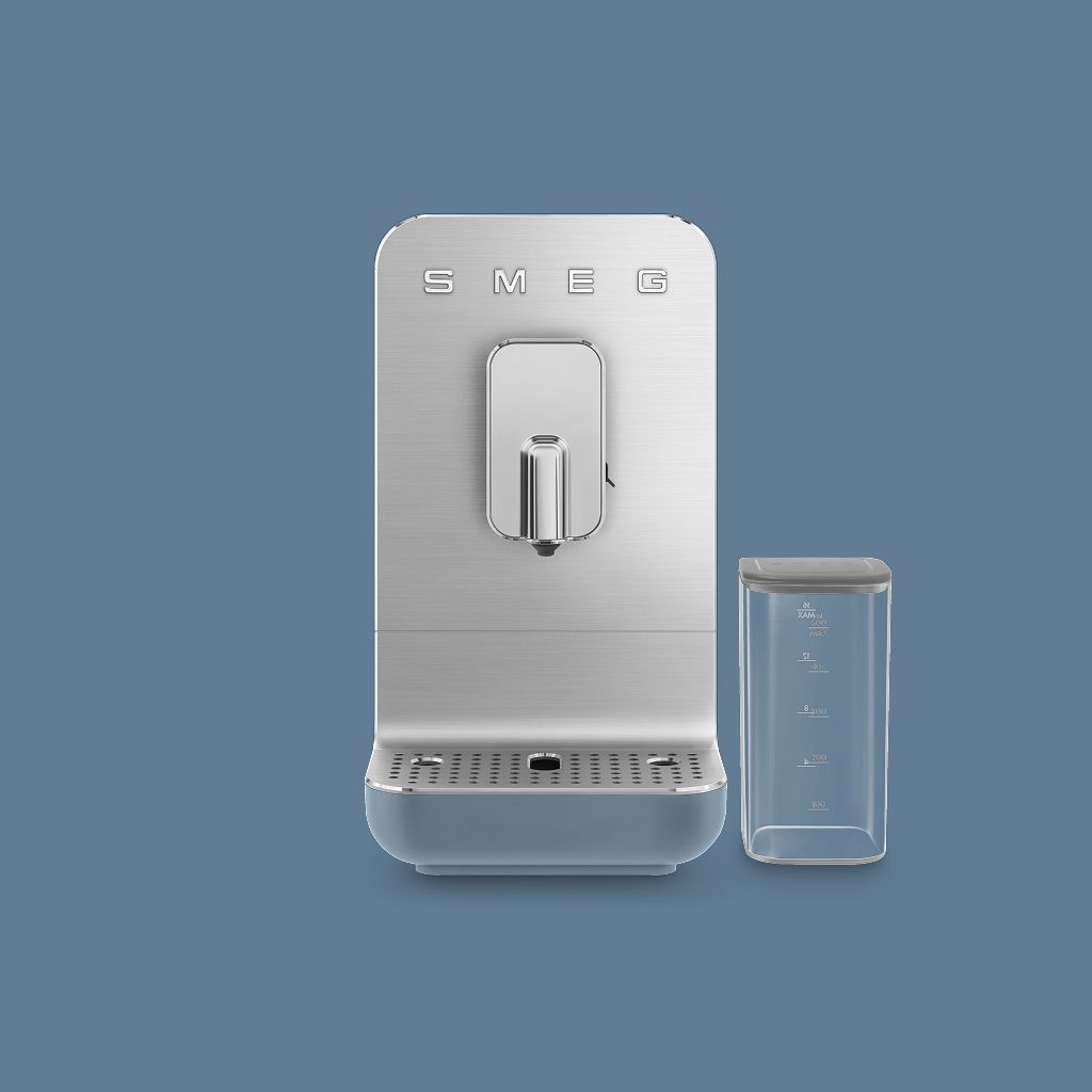 Automatic coffee machine with a milk system