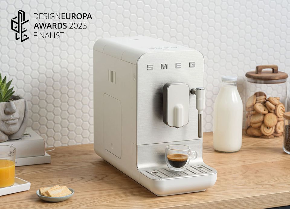 Machine à café automatique avec broyeur intégré BCC Smeg - designeuropa award 2023