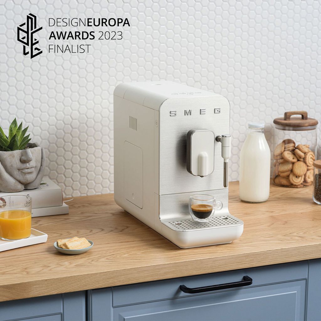 Machine à café automatique avec broyeur intégré BCC Smeg - designeuropa award 2023