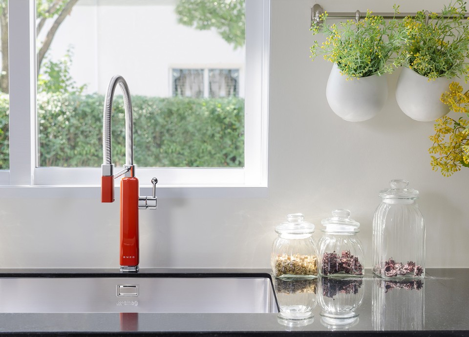 ADD A POP OF COLOUR WITH SMEG RETRO TAPS