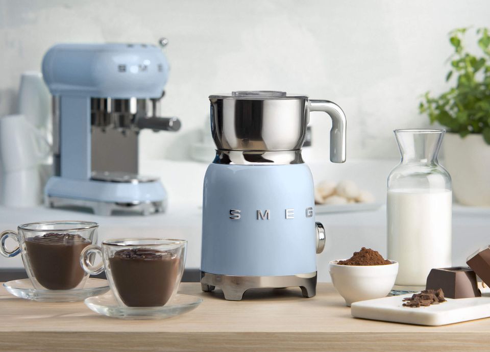 SMEG MILK FROTHER, SEDUCTIVE CREAMINESS