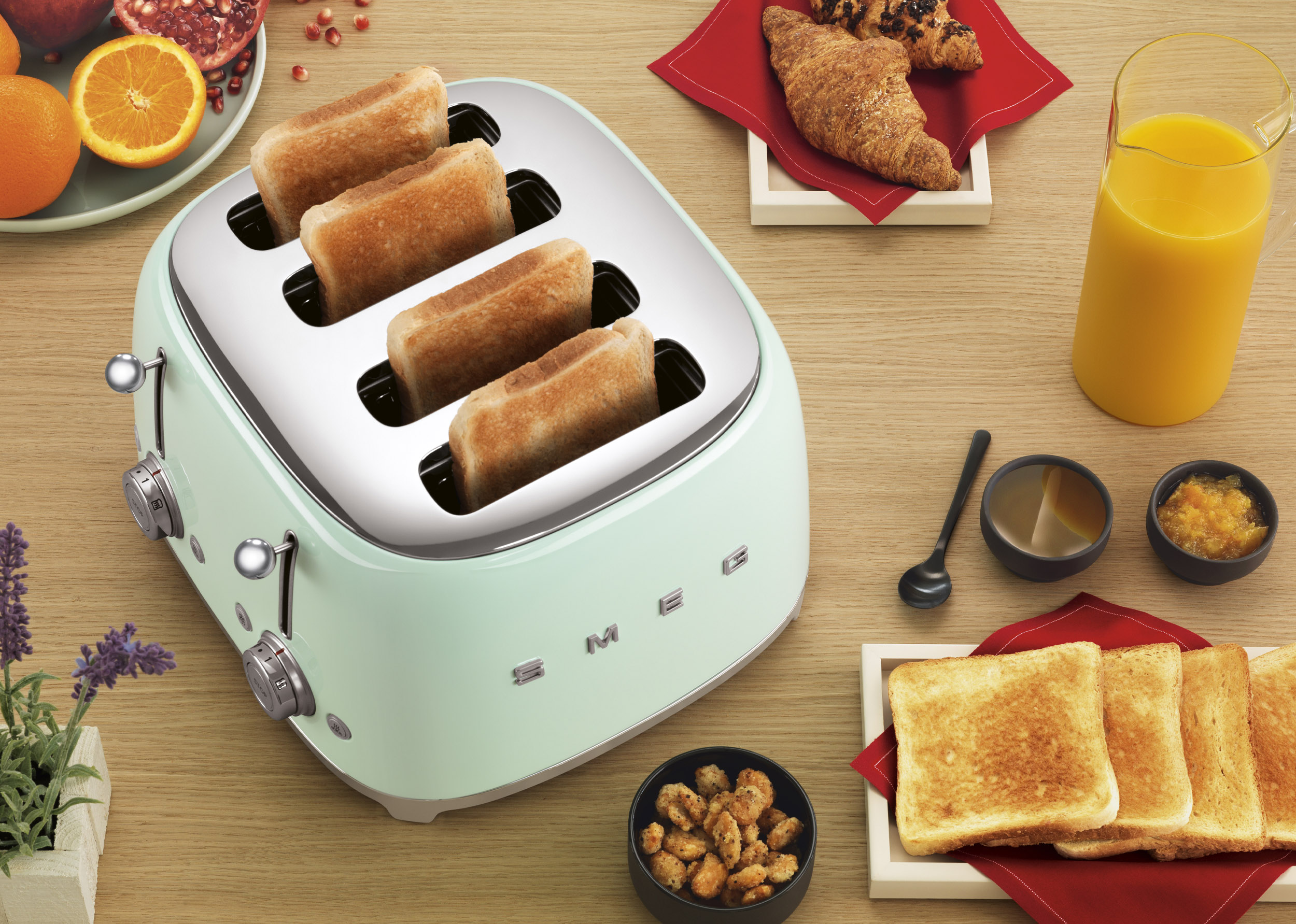 THE NEW SMEG 50'S RETRO STYLE 4 SLICE TOASTER