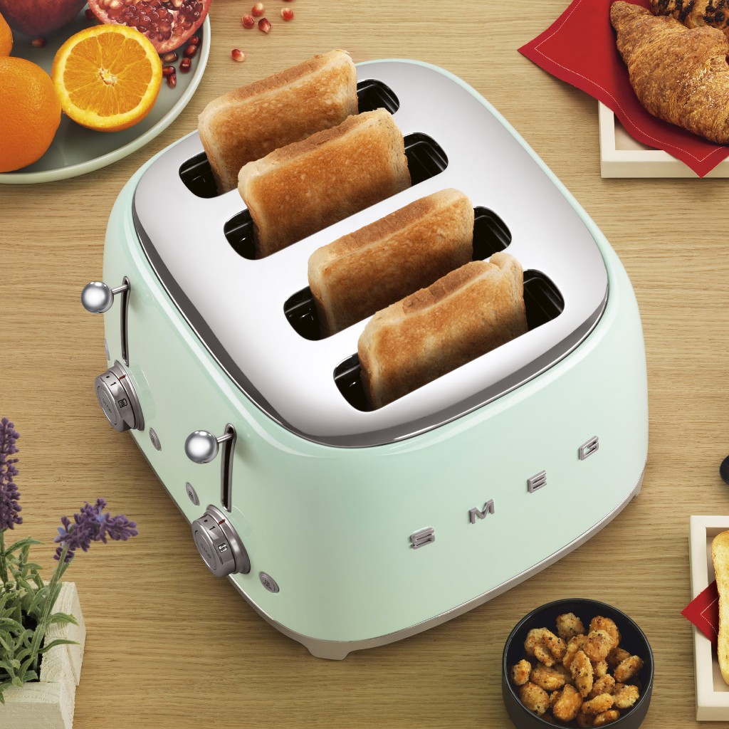 THE NEW SMEG 50'S RETRO STYLE 4 SLICE TOASTER