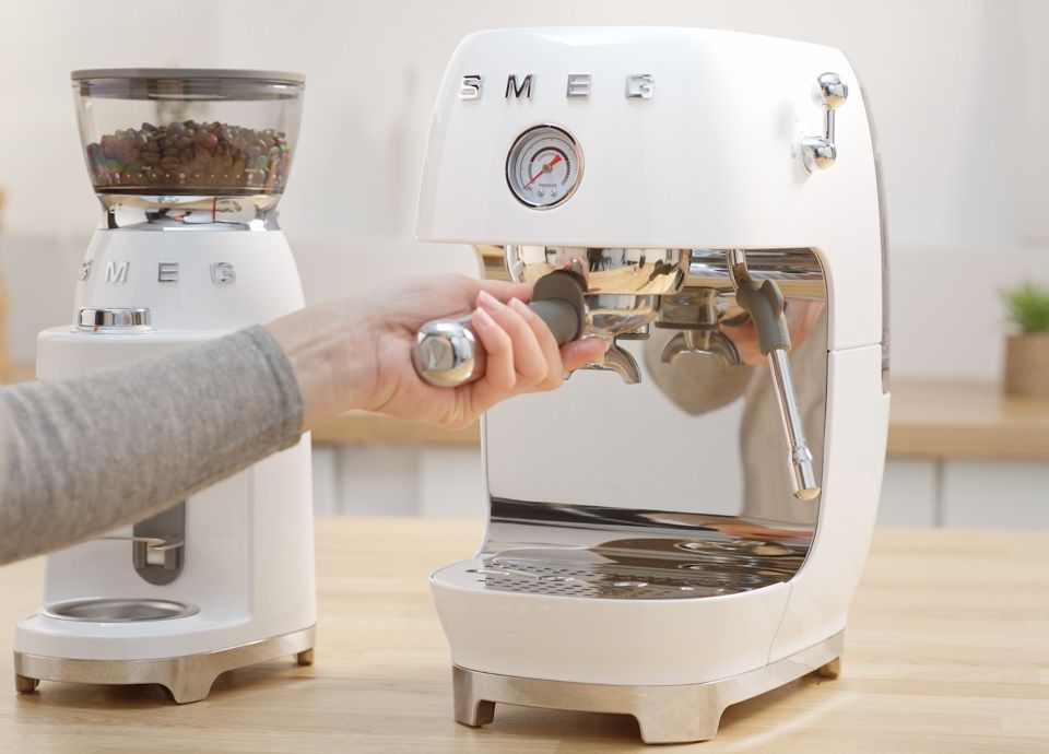 ECF03 espressomachine  + gratis MFF02 melkopschuimer