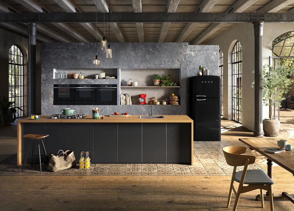 Une cuisine au total look noir Smeg